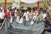Gubernur Arinal Djunaidi Lakukan Penebaran 300.000 Benih Ikan Baung