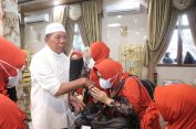 Mantan Bupati Lebak Umrohkan 61 Warga