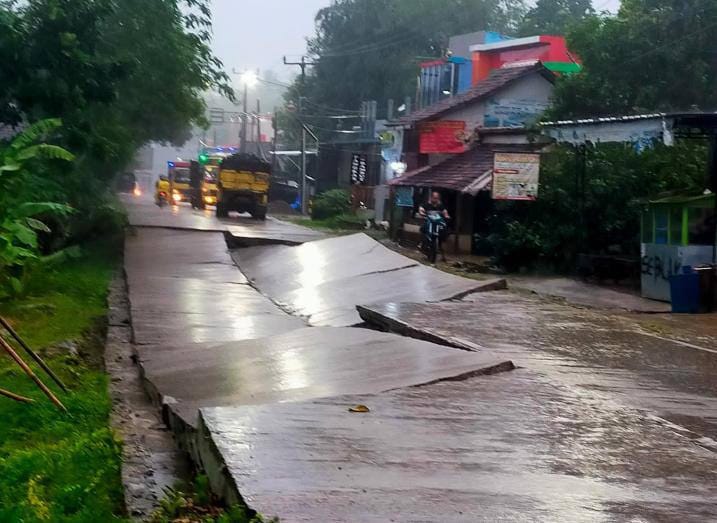 Ruas Jalan Raya Picung-Munjul Amblas