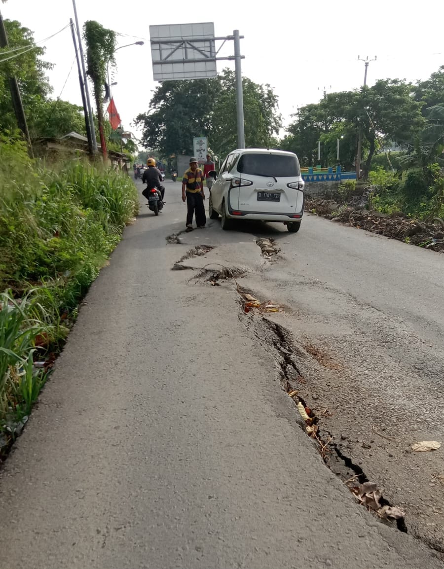 Jalan Depan Tol Gabus Rusak, Waskita Enggan Perbaiki?