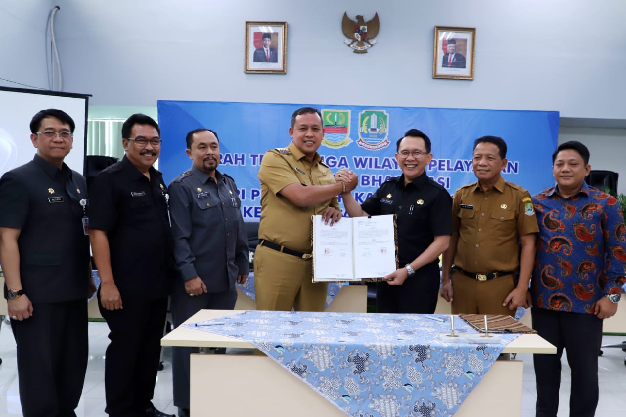 Pemkab Bekasi Serahkan Tiga Aset PDAM Tirta Bhagasasi ke Pemkot Bekasi