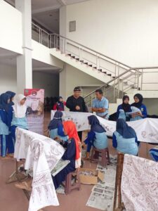 Siswa SMPN 10 Lohbener Belajar Membatik