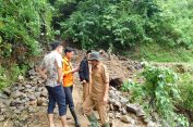 Badan Jalan Poros Desa di Kabupaten Lebak Terputus Akibat Longsor