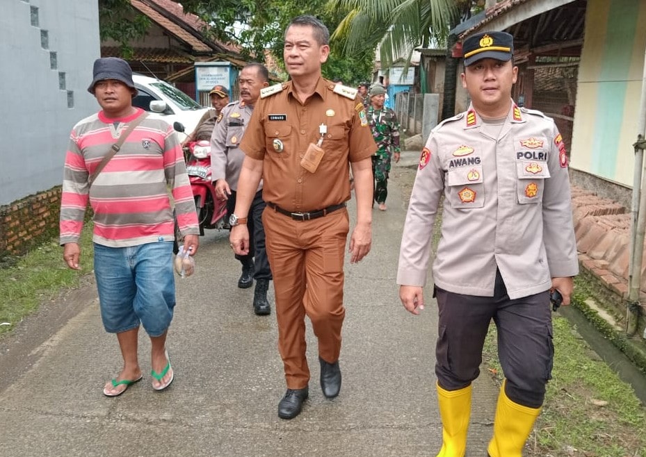 Tinjau Kondisi Warga, Camat Cikarang Pusat Turun Langsung Ke Lokasi Banjir