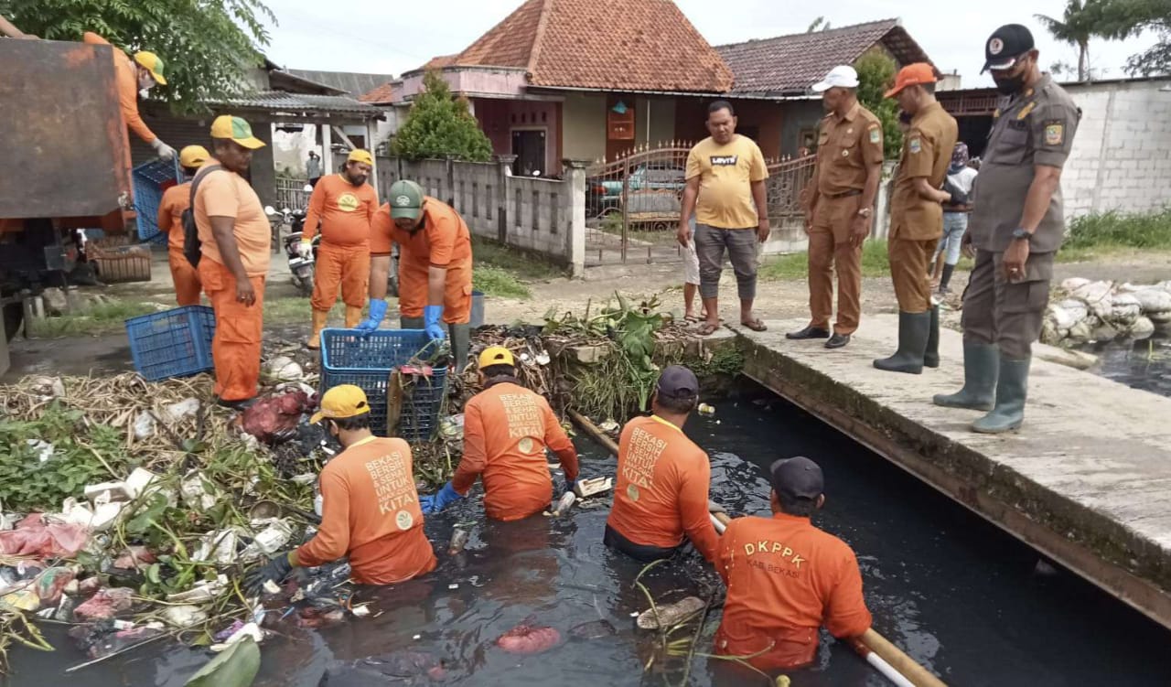 DLH Kabupaten Bekasi Tancap Gas Penanganan Sampah di Saluran Air
