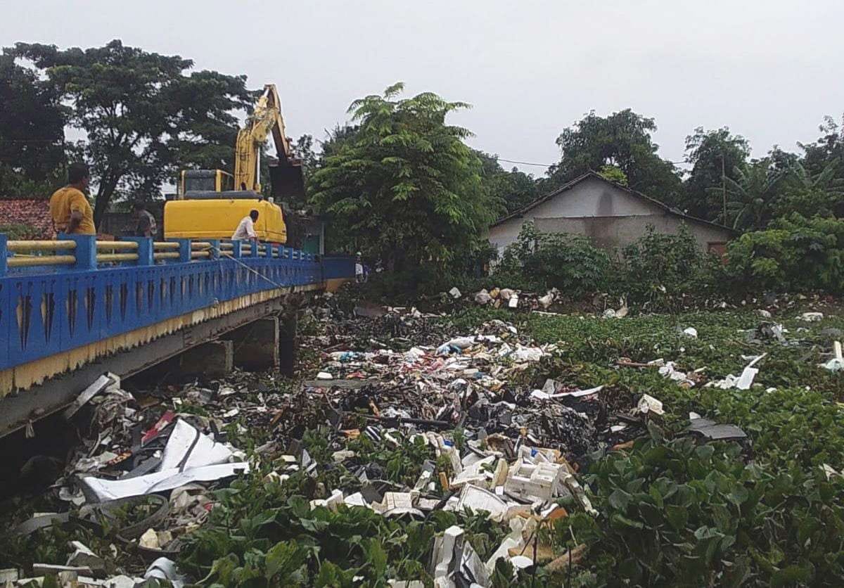 DLH Kabupaten Bekasi Angkat Sampah dari Kali Ciherang Cegah Banjir