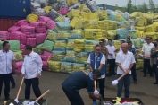 Pemerintah Musnahkan 7.363 Bal Baju Bekas Impor Ilegal Senilai Rp 80 Miliar