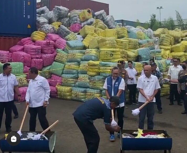 Pemerintah Musnahkan 7.363 Bal Baju Bekas Impor Ilegal Senilai Rp 80 Miliar