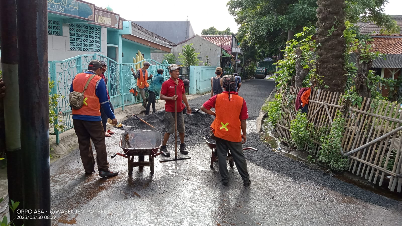 Jalan Raya RW 001 Diaspal. Begini Kata Warga