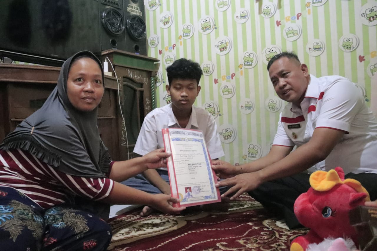 Tertunda Pengambilannya Selama 3 Tahun, Plt. Wali Kota Bekasi Serahkan Ijazah Siswa di Pondokgede