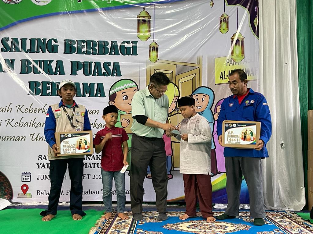 Berbagi Kebahagiaan di Ramadhan 1444 H, Fajar Paper Santunin Anak Yatim