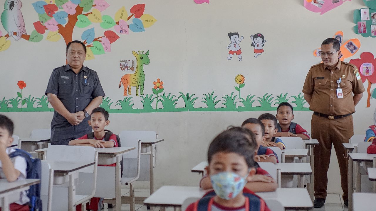 Bagunan Selesaikan, DCKTR Kabupaten Bekasi Serahkan Ratusan RKB Ke Dinas Pendidikan