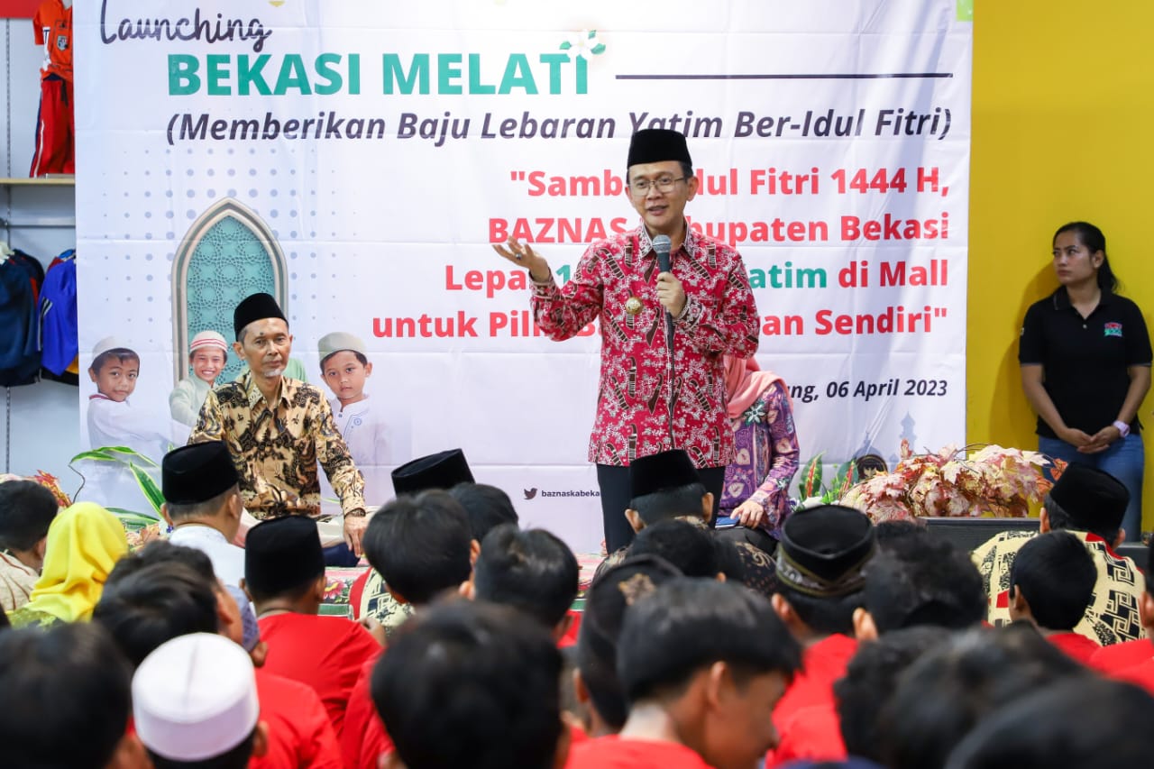 Pj Bupati Bekasi Temanin Ratusan Anak Yatim Membeli Baju Lebaran