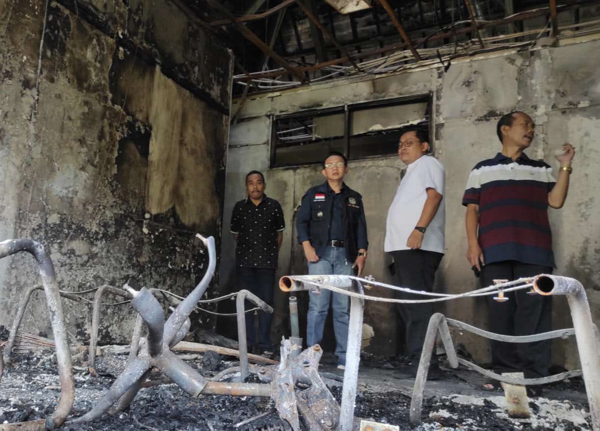 Tinjau Lokasi Kebakaran Disdik, Pj Bupati Bekasi : Ini menjadi Warning bagi Semua Perangkat Daerah