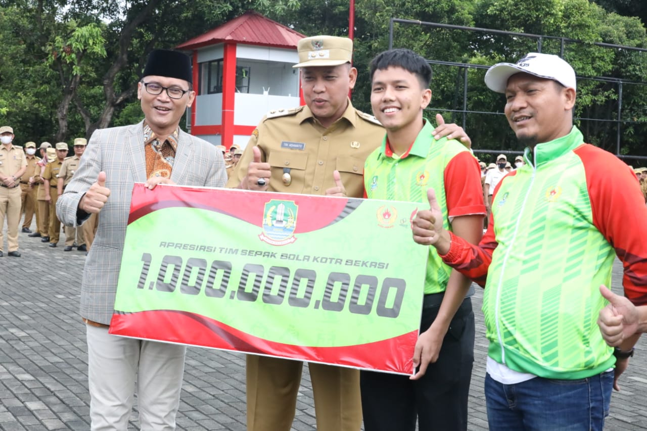 Pemkot Bekasi Serahkan Bonus kepada Kontingen Kota Bekasi Pada PORPROV Jabar XIV Tahun 2022
