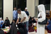 Syukuran Hari Lahir Buah Hati, Waras Wasisto Buka Puasa Bersama Anak Yatim di Panti Asuhan Almabrur Kebalen