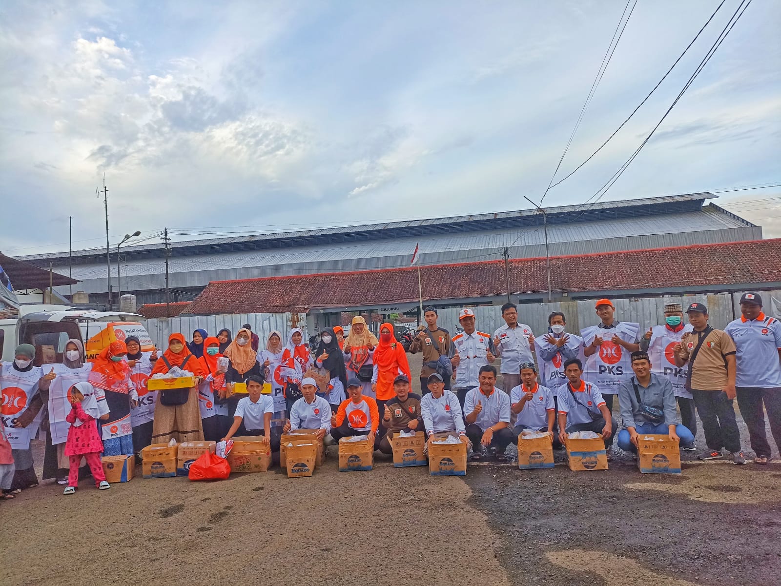 Kader PKS Kabupaten Sukabumi Sapa Warga dengan Gelar Takjil On The Road