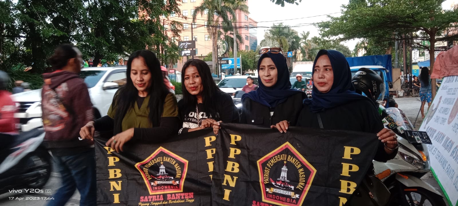 Satria Banten PPBNI Bagi bagi Takjil Ramadan di Kawasan Mangga Besar