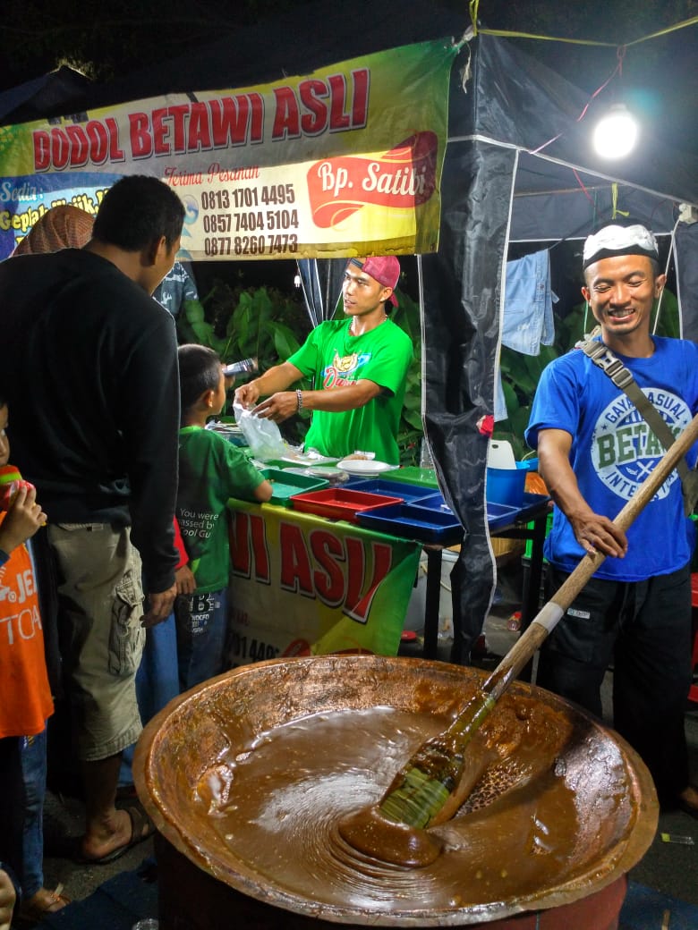 Ngaduk Dodol Tradisi yang Mulai Ditinggalkan