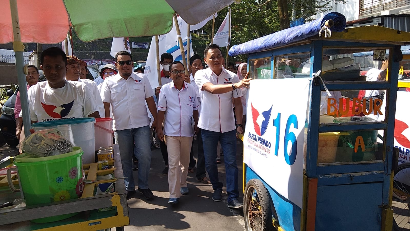 Dorong Gerobak Bubur, Ketua DPD Perindo Lebak Daftarkan 50 Bacaleg ke KPU Lebak