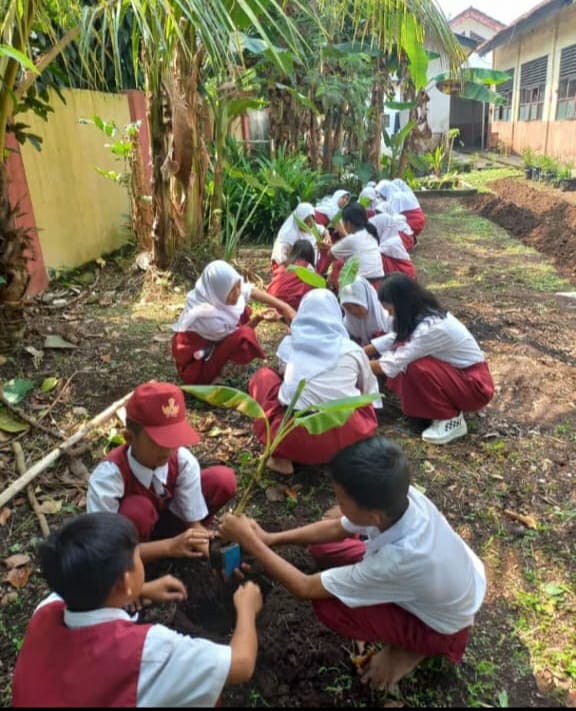 Ratusan Anak SD di Tanggerang Melakukan Penanaman Pohon