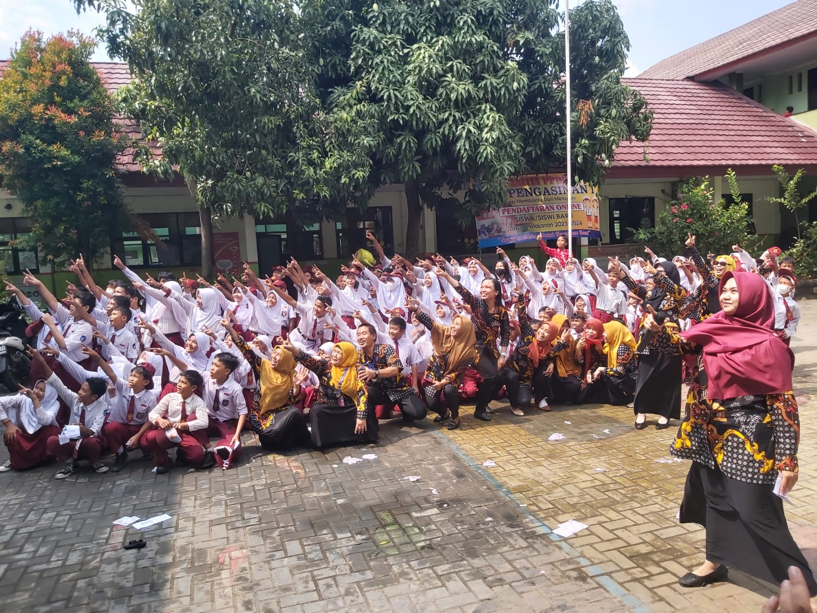 Kegembiraan Siswa siswi dan Guru SDN Pengasinan 1 Rawalumbu Sambut Kelulusan