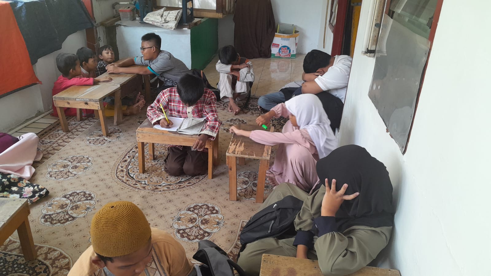 Teladanku Berbagi Makan dengan Anak Yatim di Yayasan Ash Shaaf Kota Bekasi