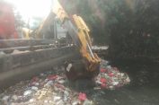 Tumpas Sampah, Pasukan Katak Orange DLH Sterilisasi Kali di Jalan Baru Underpass Bekasi Timur