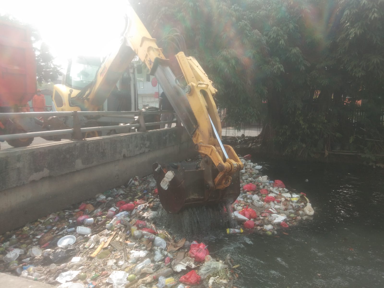 Tumpas Sampah, Pasukan Katak Orange DLH Sterilisasi Kali di Jalan Baru Underpass Bekasi Timur