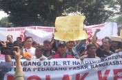 Ratusan Pedagang Pasar Demo di Gedung DPRD Lebak, Tolak Penutupan Akses Ke Pasar