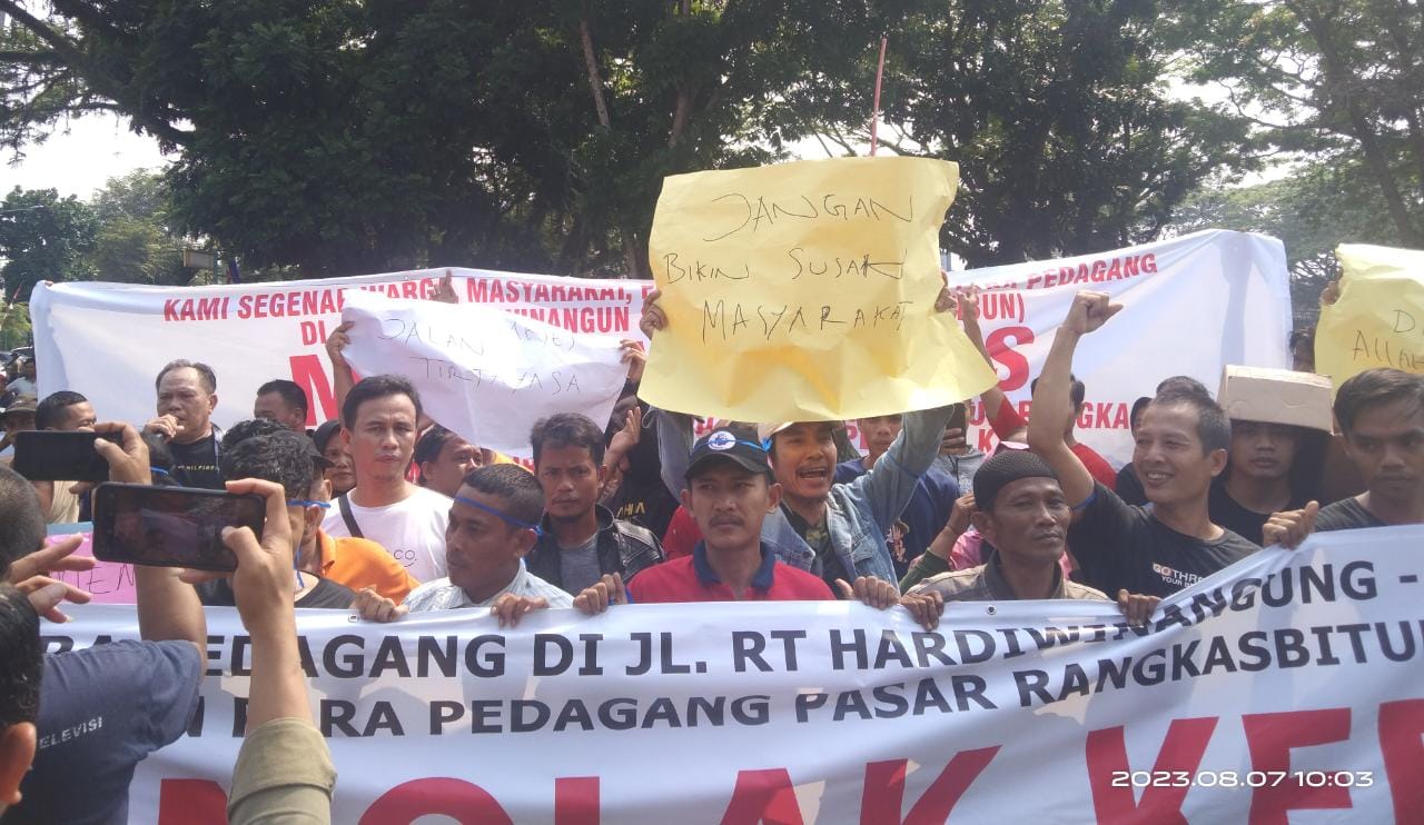 Ratusan Pedagang Pasar Demo di Gedung DPRD Lebak, Tolak Penutupan Akses Ke Pasar