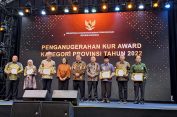 Gubernur Arinal Terima KUR Award 2023 dari Menko Perekonomian