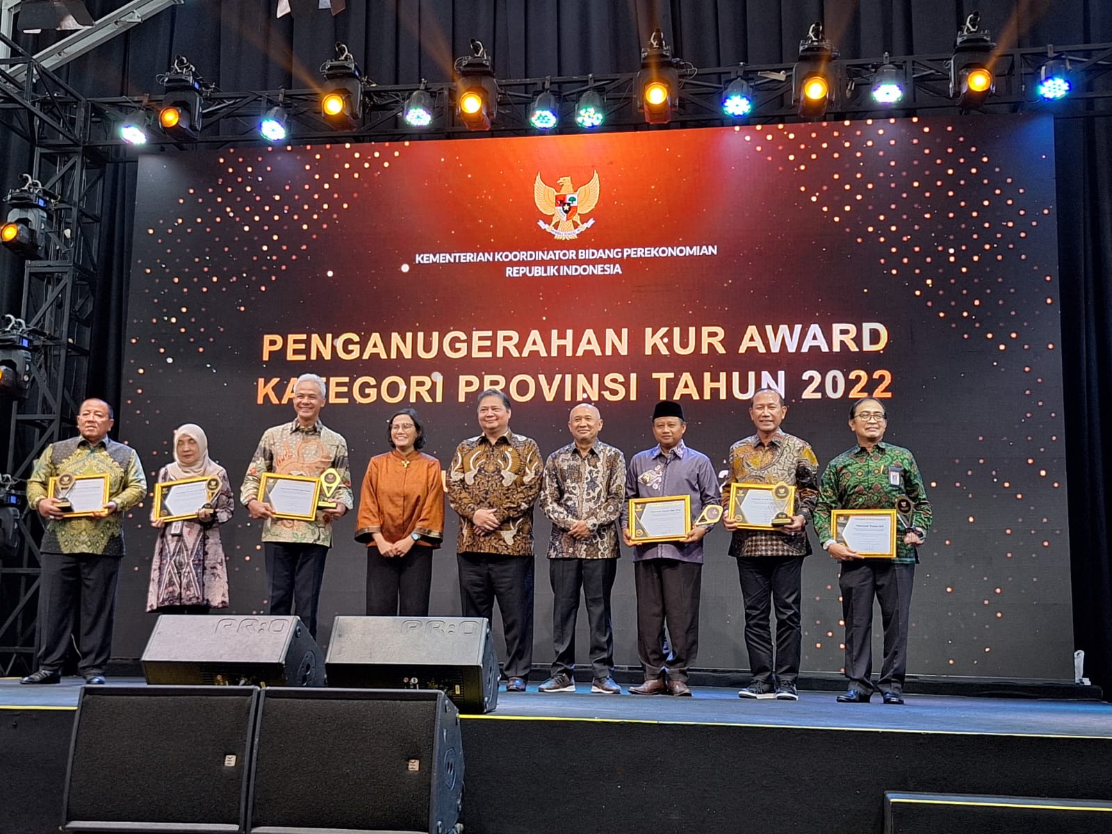 Gubernur Arinal Terima KUR Award 2023 dari Menko Perekonomian