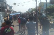 Ratusan Pengunjuk Rasa Ngamuk Bongkar Paksa Penutup Jalan