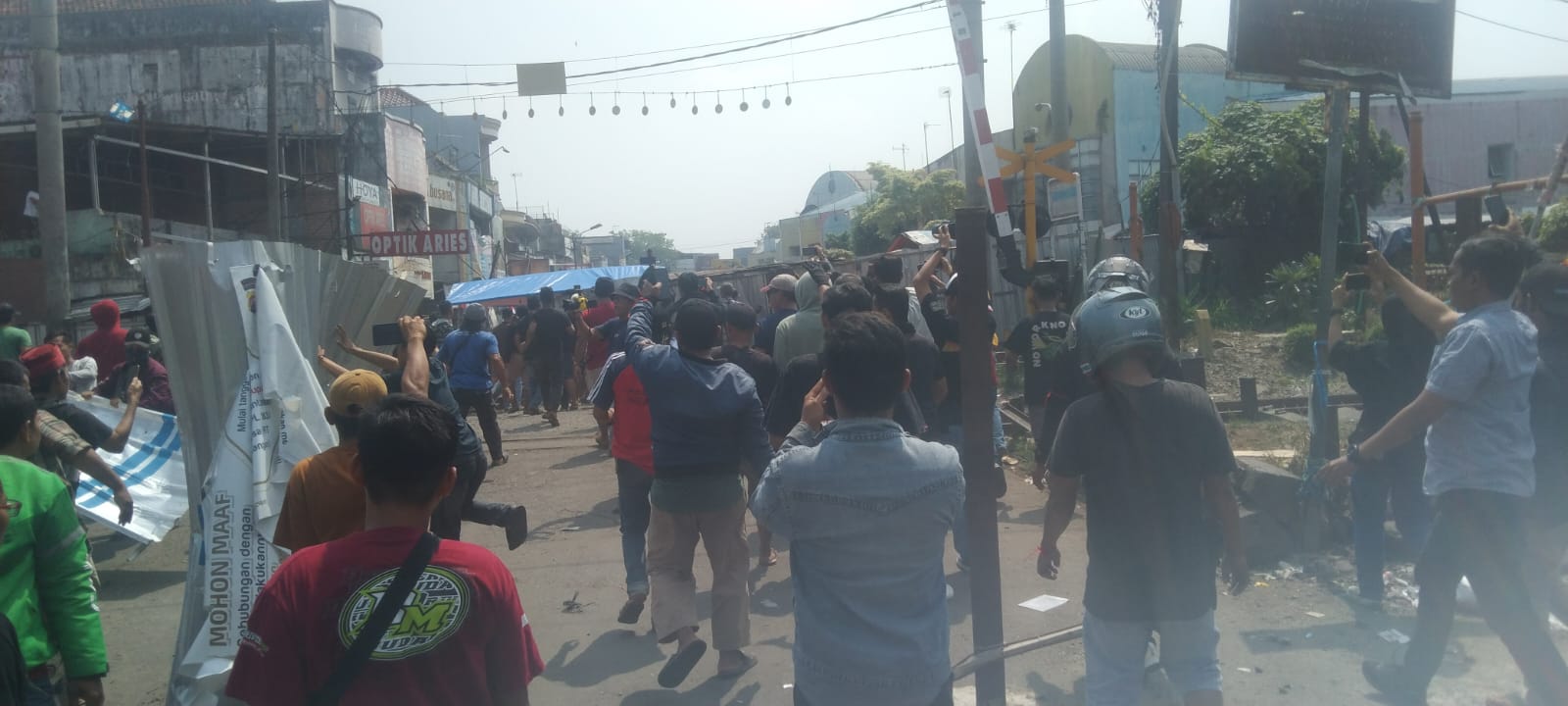 Ratusan Pengunjuk Rasa Ngamuk Bongkar Paksa Penutup Jalan