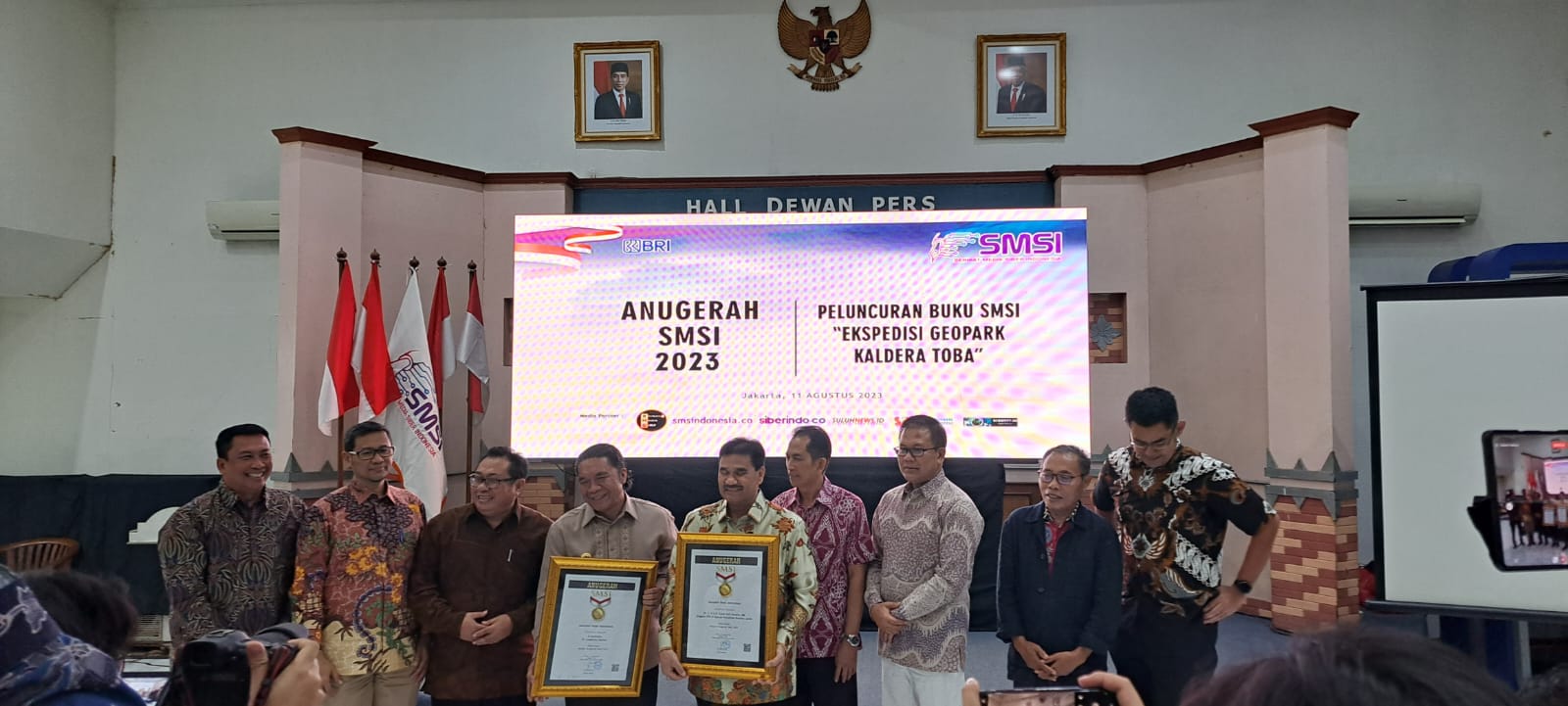 Berkontribusi Atas Pembangunan Pers, Pj Gubernur Banten Al Muktabar Raih Anugerah Sahabat Pers SMSI