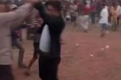 Viral, Seorang Pria Acungkan Golok dan Ancam Penonton Sepakbola