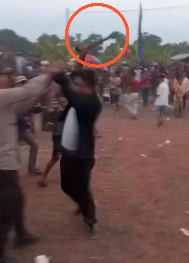 Viral, Seorang Pria Acungkan Golok dan Ancam Penonton Sepakbola