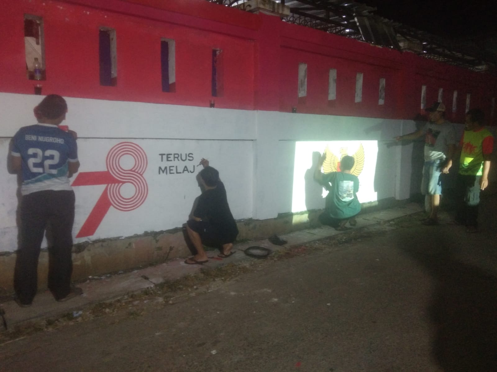 Cegah Vandalisme, Warga RT01 Jalan Padat Karya Kompak Lukis Tembok Jelang HUT RI