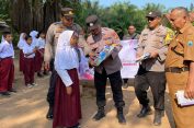 Peduli Budaya Literasi, Bhabinkamtibmas Polsek Penengahan Sambangi Anak Pulau