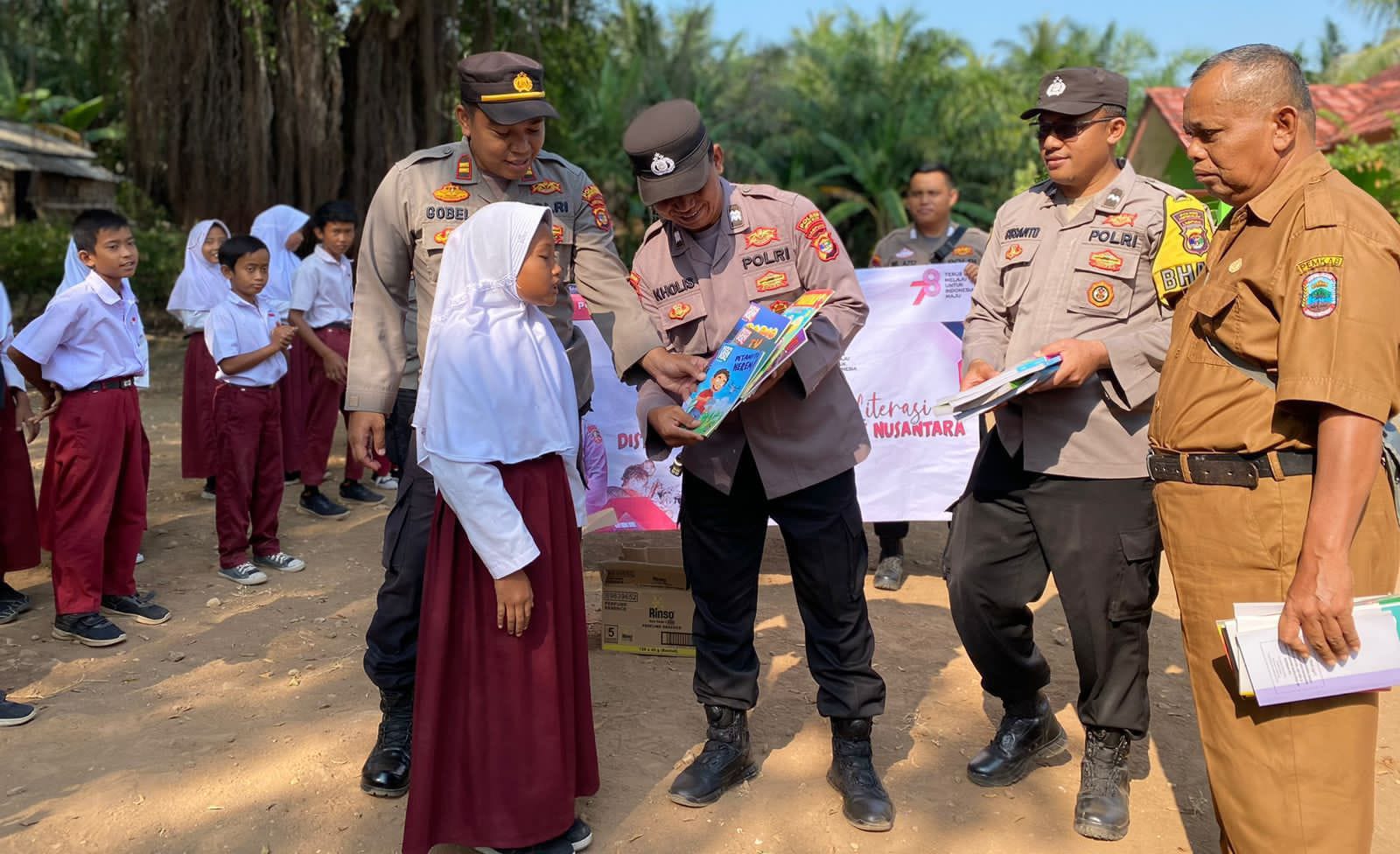 Peduli Budaya Literasi, Bhabinkamtibmas Polsek Penengahan Sambangi Anak Pulau