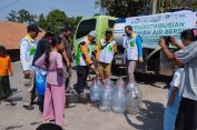 Banten Darurat Kekeringan, Relawan Jejak Masjid Asy-Syifa dan LAZ Harfa Distribusikan 30 ribu Liter Air Bersih