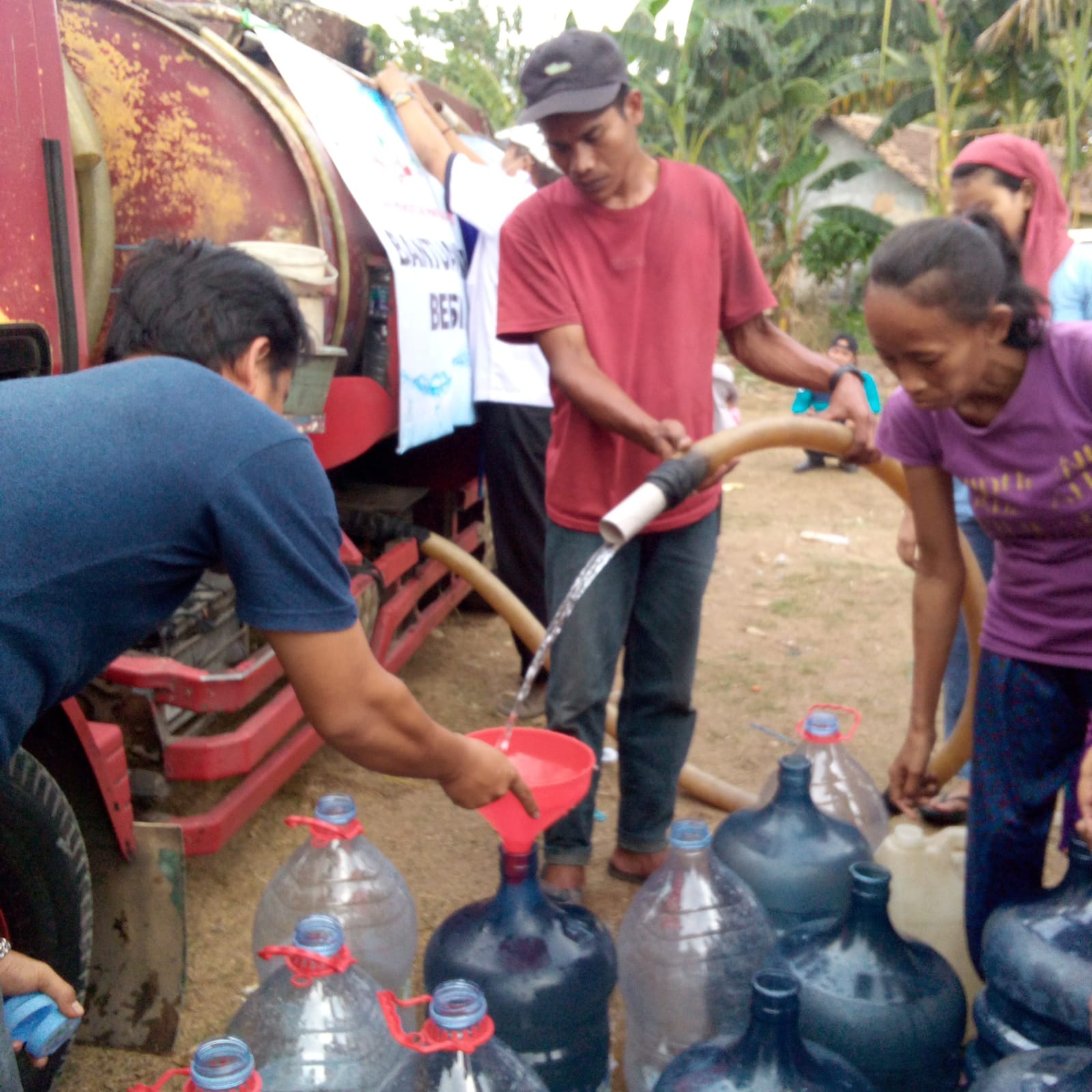 Dampak Kekeringan, PWI Salurkan Bantuan Air Bersih dan Air Minum