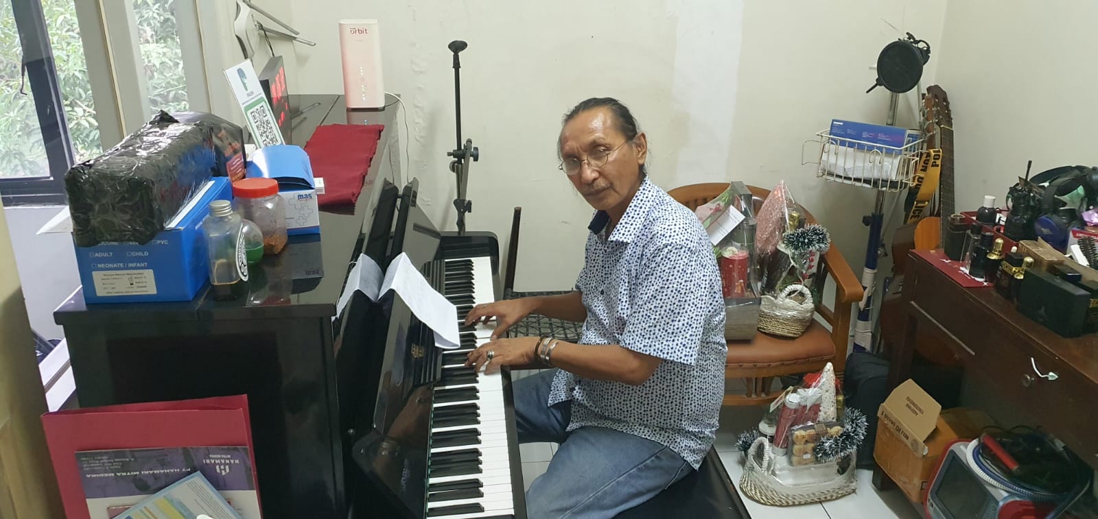 Peringati Hari Ibu 2023, Dr Thomas Adoe Menulis Syair Lagu Symponi Di Bawah Bendera Merah Putih