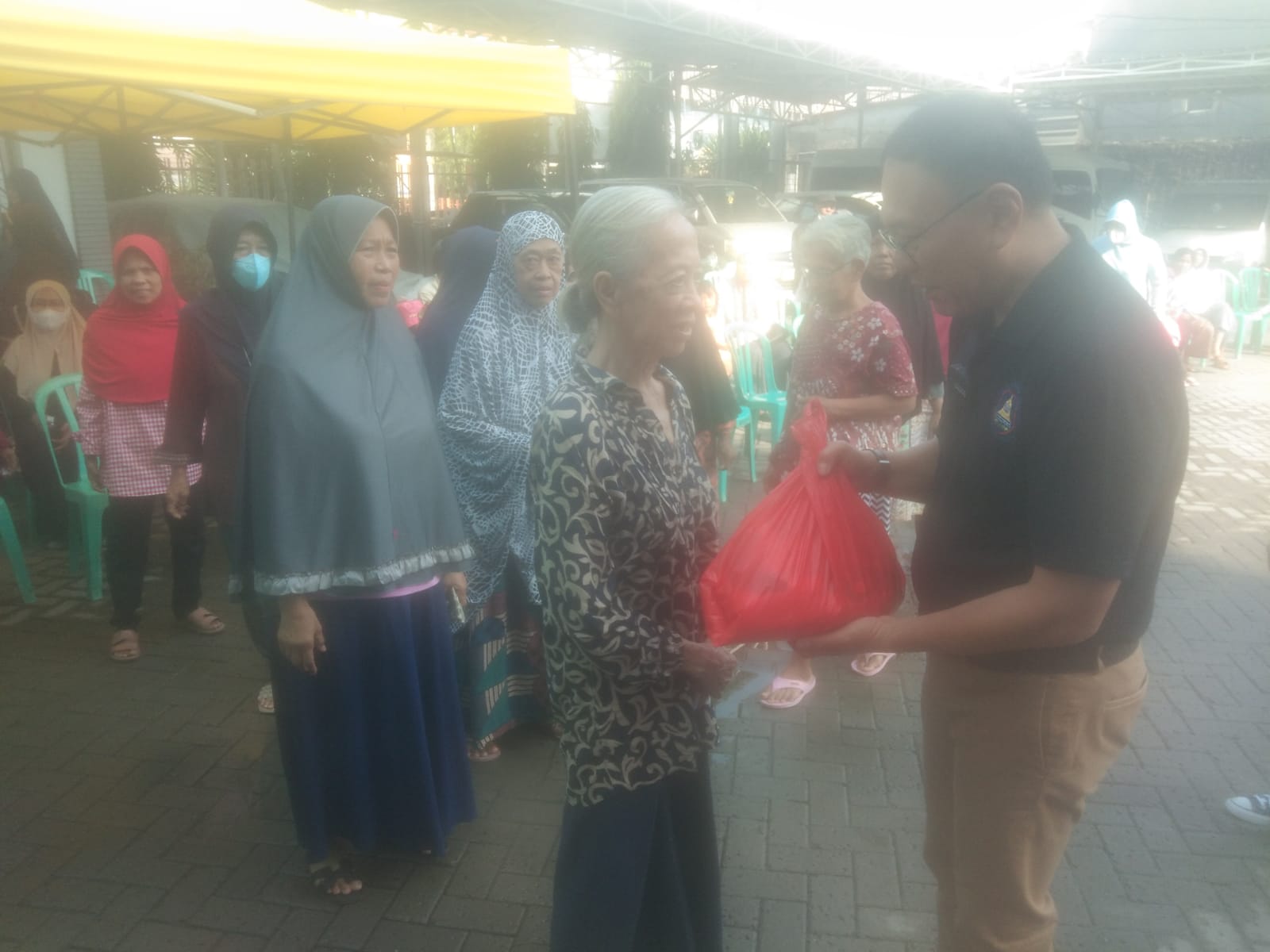 Berbagi Antar Sesama, Ratusan Warga Bekasi Timur Diguyur Sembako