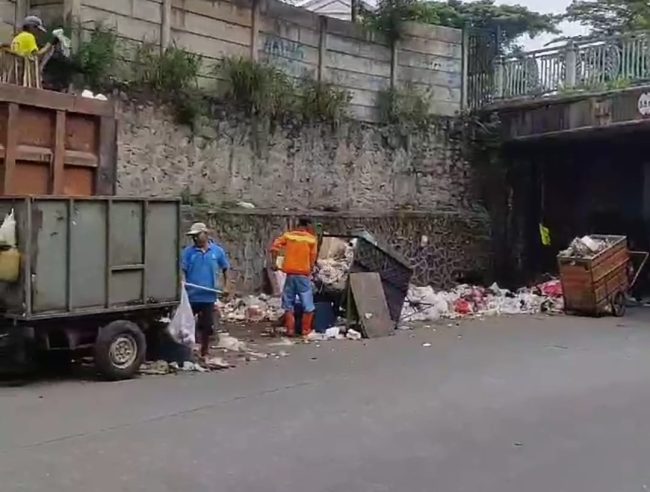 DLH Kota Bekasi Hentikan Aktivitas Droping Sampah di Jalan Baru Jakasetia
