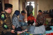 Pj. Bupati Lebak Berikan Bantuan Kepada Penyandang Lumpuh di Cikulur