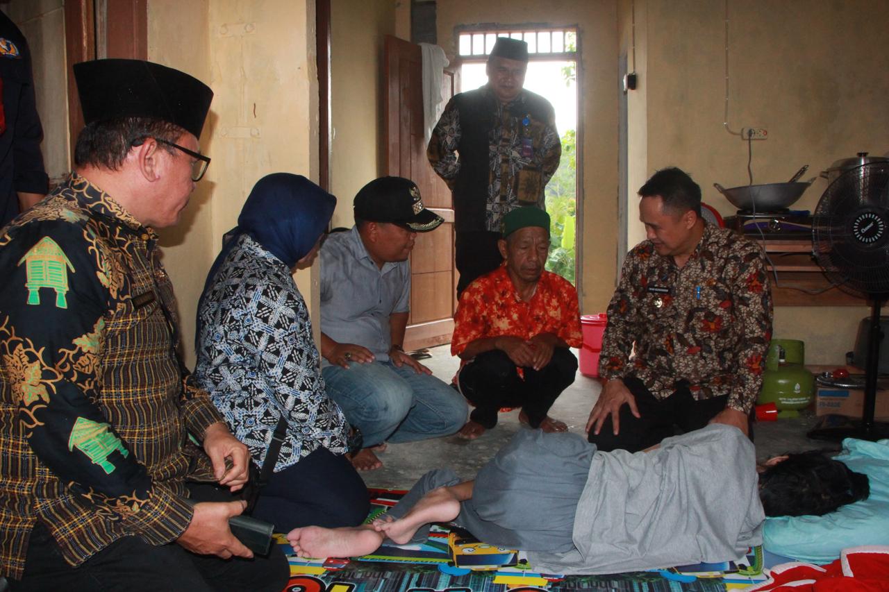 Pj. Bupati Lebak Berikan Bantuan Kepada Penyandang Lumpuh di Cikulur