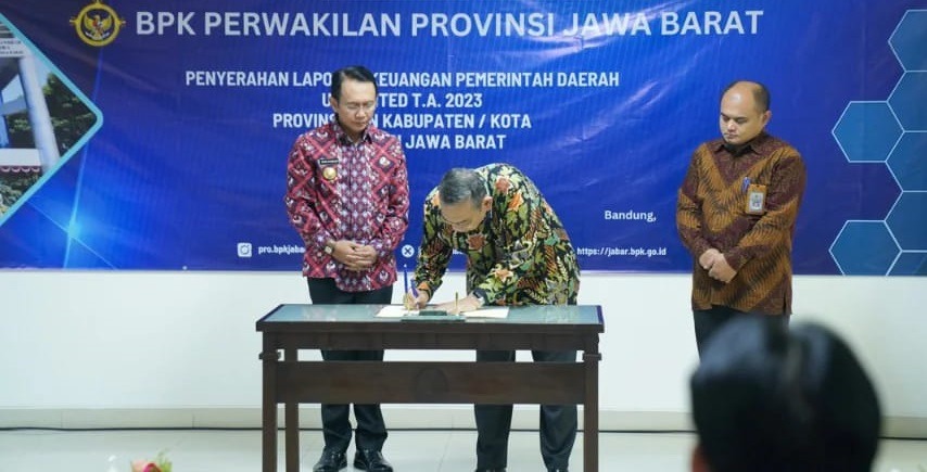 Pj. Bupati Bekasi Serahkan LKPD Unaudited TA 2023 kepada BPK Perwakilan Jabar