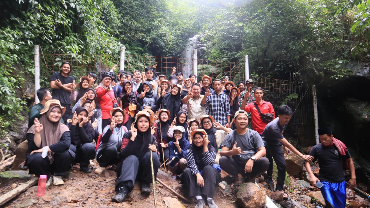 Kenali Kekayaan Alam PandeglangMahasiswa Biologi UIN SMHB Kuliah Lapang di Gunung Pulosari